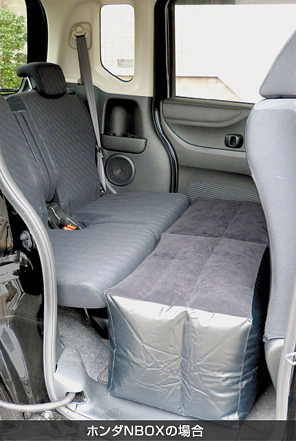 車中泊に便利な、座席の足元の隙間を埋めるクッション | 車中泊.com